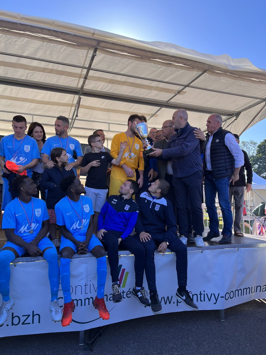 PERRAULT_QUERO's tweet photo. Trophee du Morbihan  ⚽️ énorme public cet après midi à Saint Thuriau mais cela n’a pas suffit aux bleus de Saint Thuriau .
Un bon moment pour notre  binôme en compagnie du Maire de Saint Thuriau Michel Pourchasse. 
Et félicitations à l’équipe de Peaule pour cette victoire ✌🏼 https://t.co/KWReeBu6jq