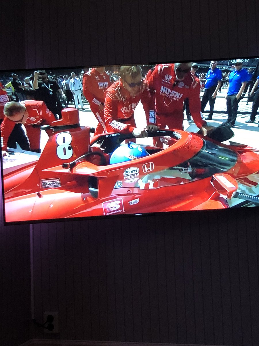 Vad händer? Frågar twitter… <a href="/Ericsson_Marcus/">Marcus Ericsson</a> är VINNARE av Indy500. VINNARE AV INDY FKN 500!!!