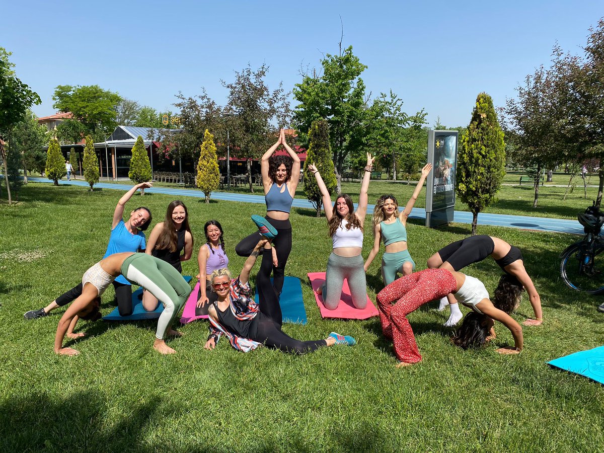 EkolojiRadari1's tweet photo. Eskişehir Dede Korkut Parkı'nda yoga yapanlar CİMER’e şikayet edilmiş. 

Güvenlik görevlisi yoga yapanları engellemiş. 

Tüm güzellikleri yok eden ve engelleyen bu örgütlü kötülüğe karşı mücadeleye devam. https://t.co/pKdFsXTLjL