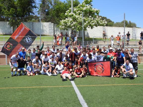 ¡JUNTOS! ❤️

GRACIAS A TODOS POR ACOMPAÑARNOS, EN CASA O COMO VISITANTES, CUANDO MÁS FALTA HACÍA. 

NOS DABAN POR MUERTOS EN #2CAT5 Y SOLO UNOS LOCOS CREYERON QUE ERA POSIBLE. 

LO HICIMOS CUANDO NADIE CREÍA. 

#ThisIsVallbona | #Futbolcat