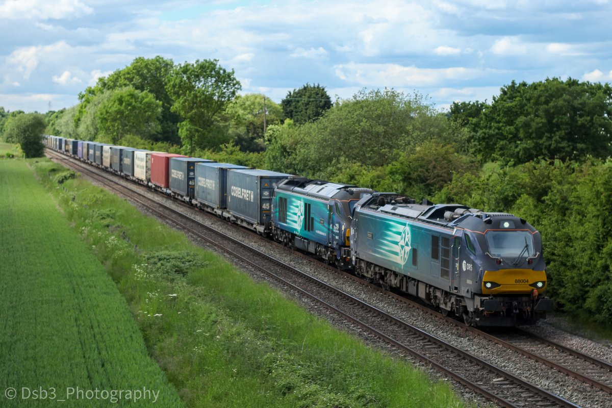 @DRSgovuk 88004 and 68017 are seen at Barrow on Trent working a diverted 4S45 Daventry - Mossend 

#class88 #class68 #drs