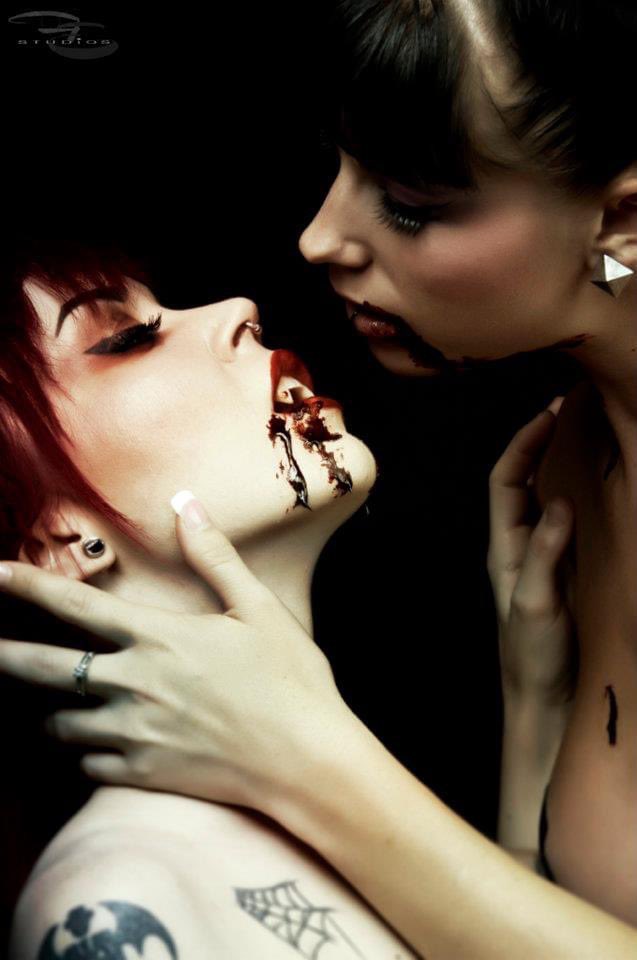 MissTaraRyze's tweet photo. Throwback with @JustinKates3 and my friend Asia!
🧛🏻♀️🧛🏻♀️🩸
#photography #photoshoot #model #modeling #alt #goth #vampires #blood #darkart #bloodygoodtime #ghouls #thirsty https://t.co/hgBe5t2Vd3