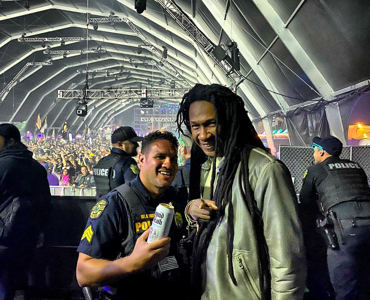 kevens's tweet photo. When this Police officer gave me kudos for my song Sweet Lady Liberty, I had to take a picture with him. Thanks Lindi.
Wishing everyone a musical Sunday. #positivityisanecessity #kēvens https://t.co/P6A5p7A8H5