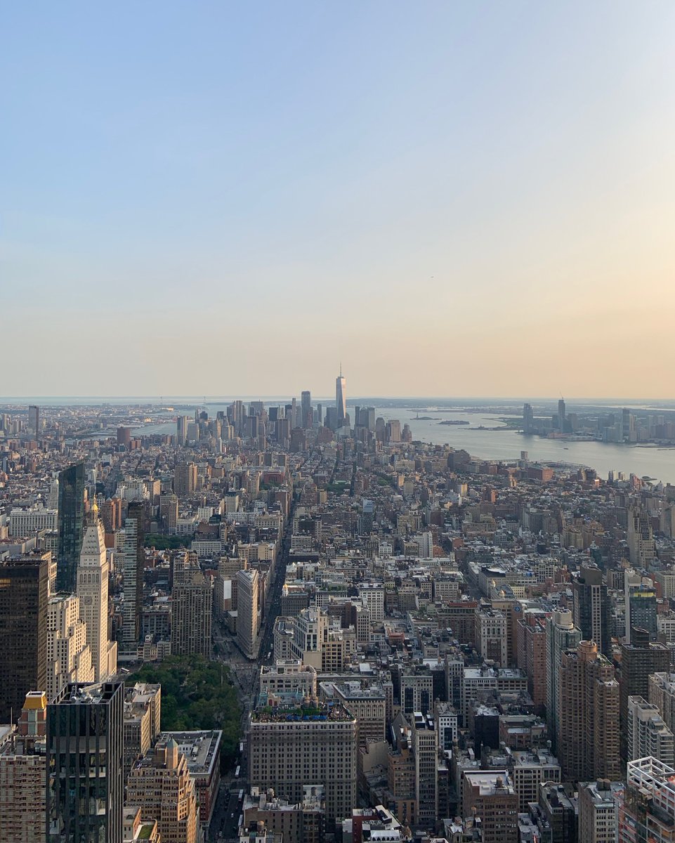 OxbridgeByWS's tweet photo. I would give the greatest sunset in the world for one sight of New York’s skyline.
~ Ayn Rand

📸 Oxbridge in New York, 2019 🇺🇸

#oxbridgeprograms #NewYorkCity #RockefellerCenter https://t.co/6m3TFwO4ZQ