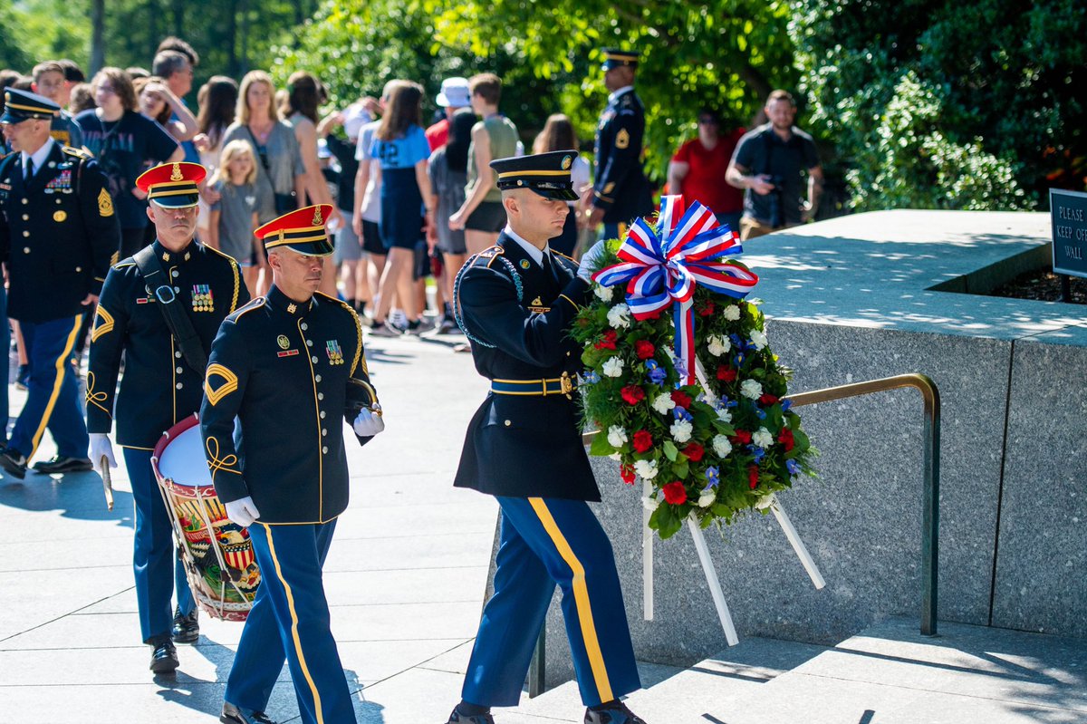 MDW_USARMY's tweet photo. 🇺🇸Happy Birthday, President Kennedy.
A Presidential Armed Forces Full Honor Wreath Ceremony was conducted to commemorate President John F. Kennedy’s 105th birthday today at his gravesite in @ArlingtonNatl.
(U.S. Army photos by Cpl. Gabriel J. Bacchus)
#JFK #JFKBirthday https://t.co/oEA8XbC37Q