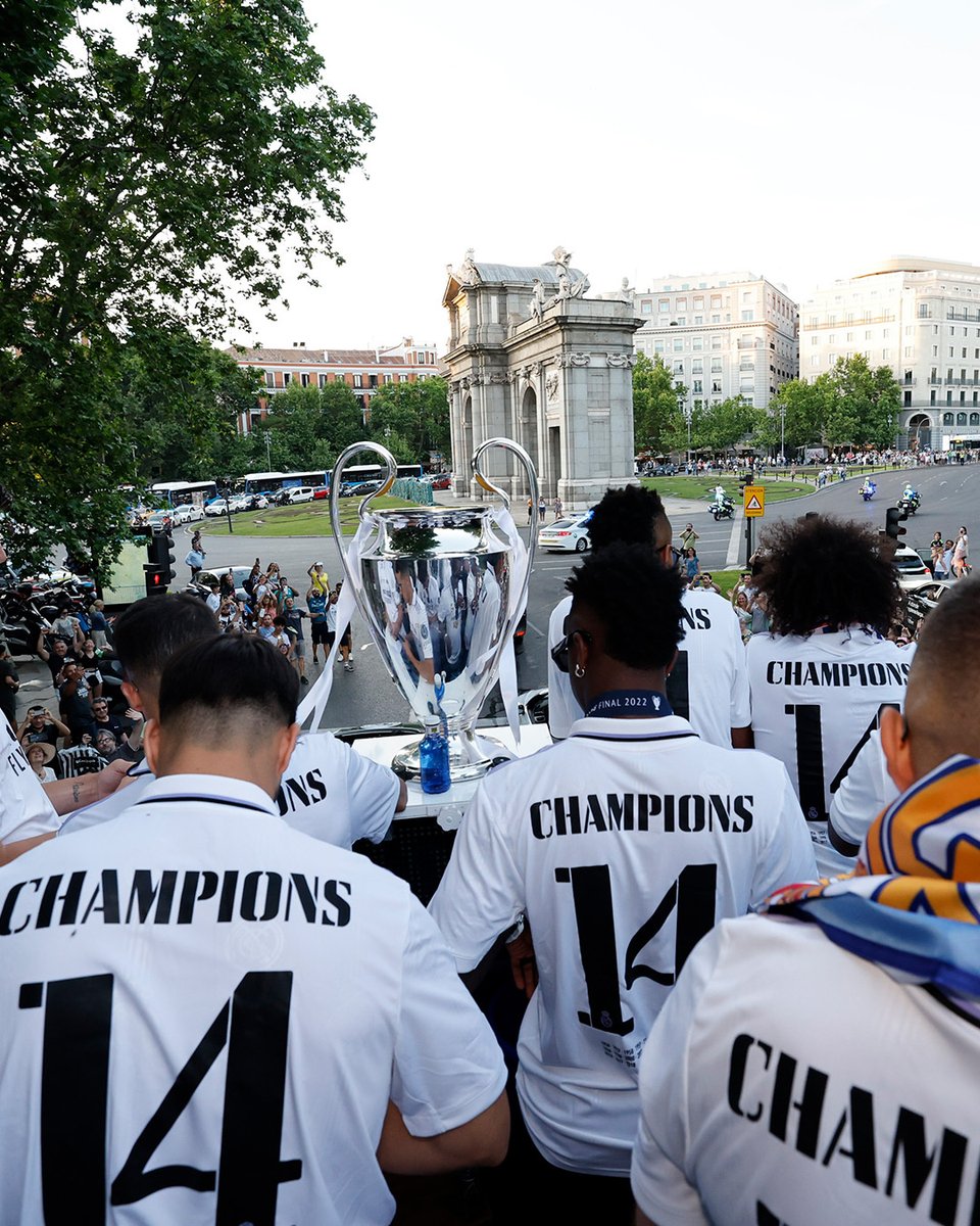 realmadrid's tweet photo. 🎤 Ya lo decía @U2...
🎶 Uno, dos, tres... ¡CATORCE!
#CHAMP14NS https://t.co/yRSoPoeM7j