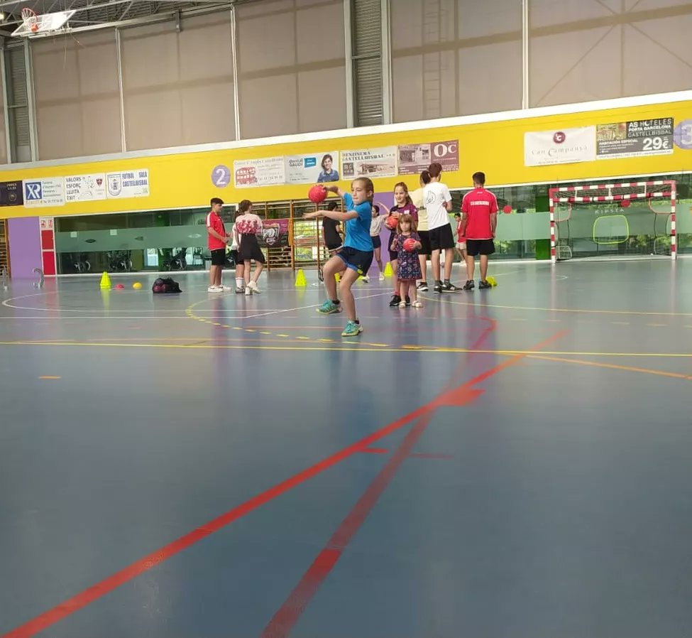🔝Aquest matí, el nostre pavelló s'ha omplert de noies per jugar a handbol!👏🏻

<a href="/FedCatHandbol/">Federació Catalana d’Handbol</a> 
<a href="/Ajcastellbisbal/">Ajcastellbisbal</a> 
<a href="/illaesportiva/">Castellbisbal Esports</a>