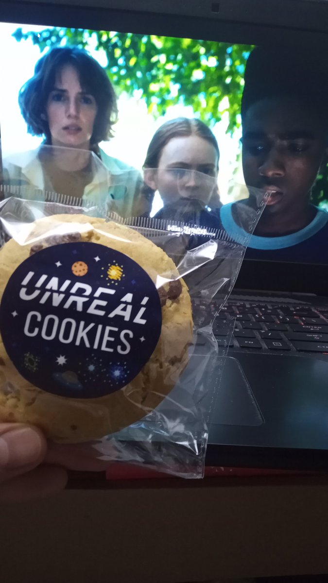 CookiesUnreal's tweet photo. Ya vieron #strangerthingsseason4 ???
Lucas se distrajo un poco con nuestra deliciosa galleta de chispas... No lo culpamos 👽🍪✨ https://t.co/K1X7MAQlJe