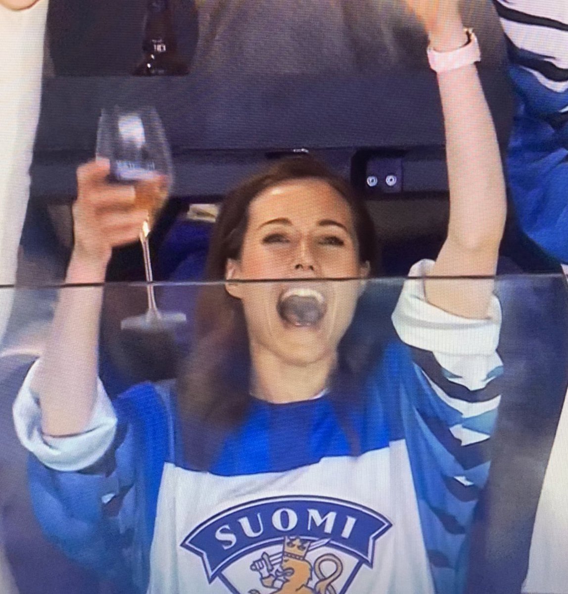 What a prime minister looks like when their country wins the Ice Hockey World Championship!! 🏆🏆🏆😀🍻 #Leijonat