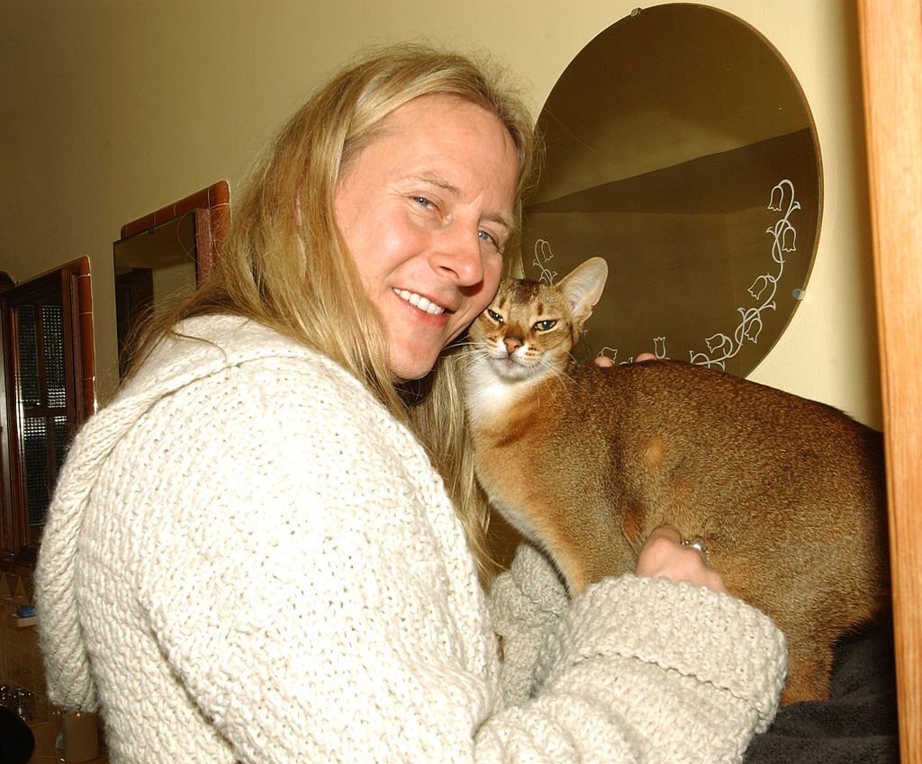 goosespringst3n's tweet photo. Jerry Cantrell at his birthday party with Osiris the cat (2006) https://t.co/ZfsZ5xisro