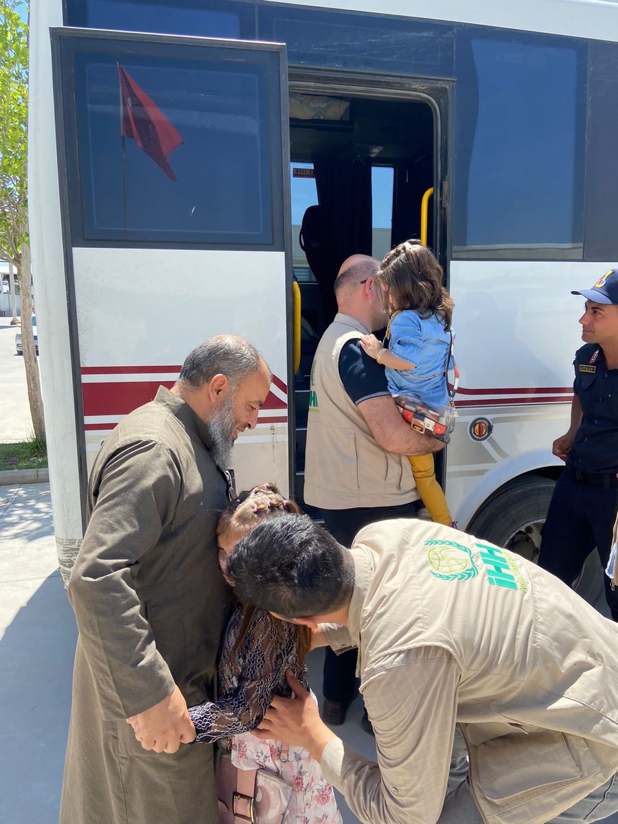 ihhinsaniyardim's tweet photo. Suriye'de ailelerini kaybeden ve Cerablus'taki yetimhanemizde 2 yıldır misafir ettiğimiz Azeri yetimler Zeynep ve Sümeyye kardeşleri insani diplomasi çalışmalarımız sonucunda akrabalarına kavuşturmak üzere @Gocidaresi ve @AzerbaijanMFA  yetkililerine teslim ettik.🥰 https://t.co/ak3oQSocx4