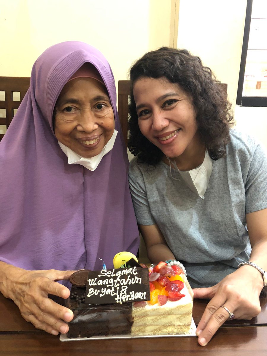 Celebrating a birthday with my lovely teacher from elementary school,  bu Yati .. gemini spirits  #29mei