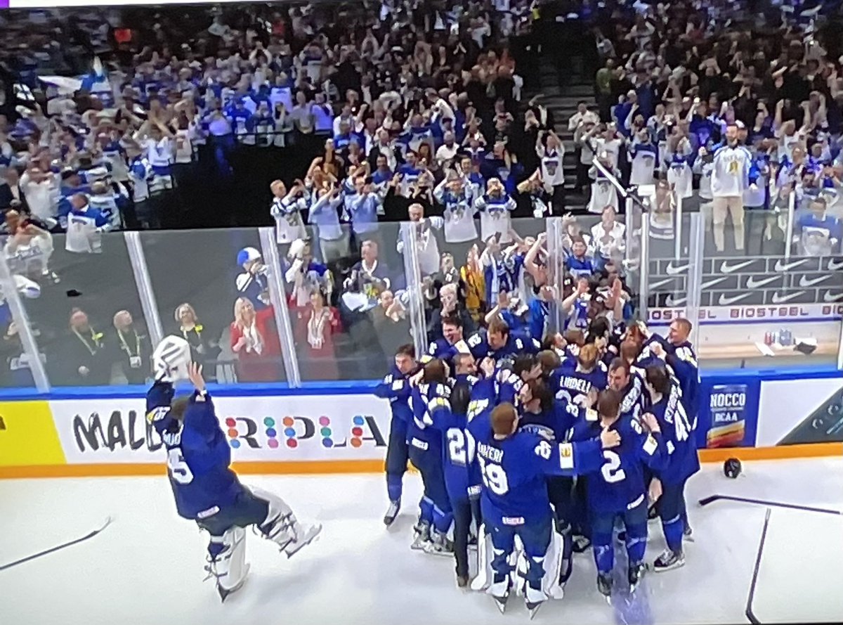 TiiaNevalainen's tweet photo. Kiitos Leijonat! Onnea maailmanmestarit! 🇫🇮🇫🇮🦁🏆🥇🇫🇮🇫🇮#jääkiekonmaailmanmestari2022 #leijonat #voitto https://t.co/0JSFCkDyao