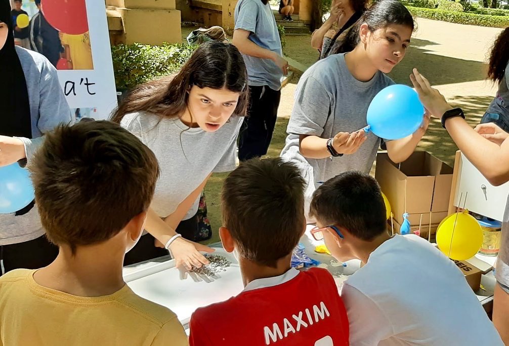 Guindavols's tweet photo. Crònica d’un magnífic mati a #cienciaalcarrer2021 Amb @AnicetCosialls @MercedelB @laurasegre @perepicoy @olga_sanfeliu @JuanjoG44153681 Marc Peremiquel, Agnès Valls, Montse Mir #experimentals #tecnologia #Steam @CRPSegria https://t.co/NXuFAgPrD4
