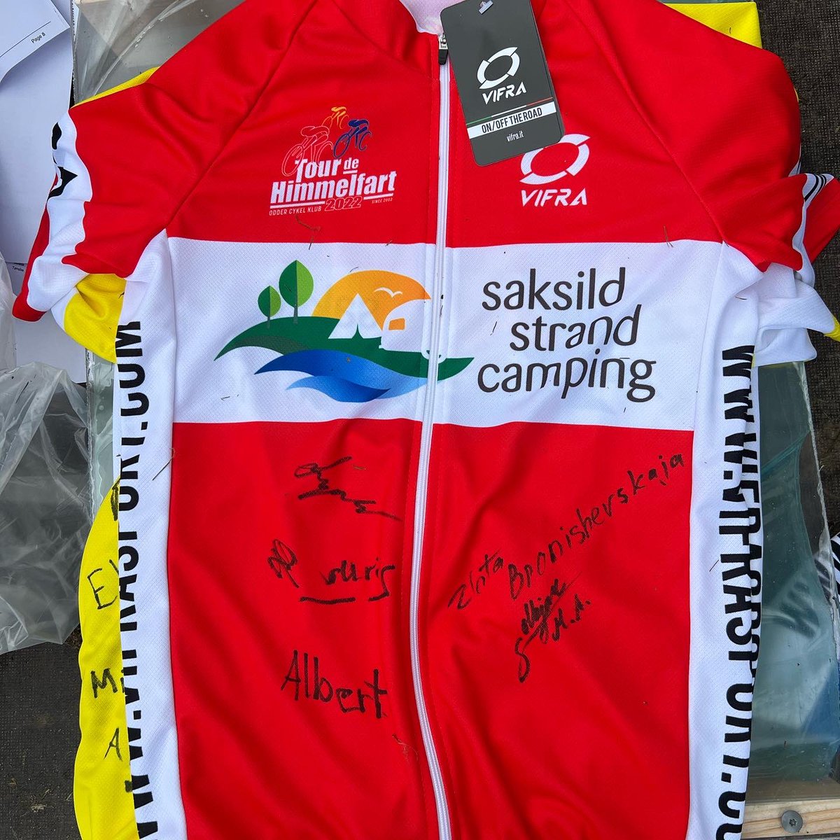 🇩🇰 Autografer på vindertrøjerne ved Tour de Himmelfart 2022
💛 Kvickly Odder
💛 Rytger
💙 10-4 Byggecenter &amp; Tømmerhandel
❤️ Saksild Strand Camping
Tillykke til alle vinderne

🇬🇧 Autographs on the leaderjerseys at the Tour de Himmelfart 2022. Congratulations to all the winners.