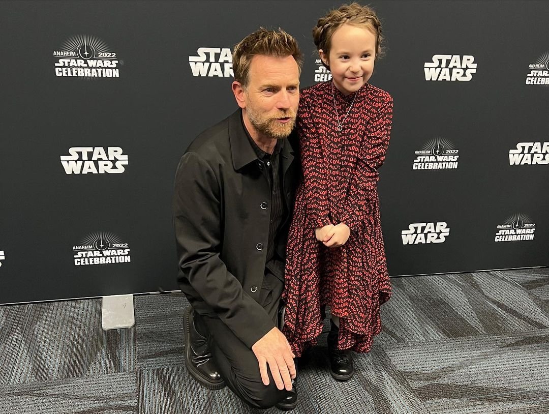EwanDaily's tweet photo. Adorable photo of Ewan with Vivien Lyra Blair who plays the young Princess Leia in #ObiWanKenobi! 🥰

📸 IG/heritagedayfilm https://t.co/ZozvP4sBD9
