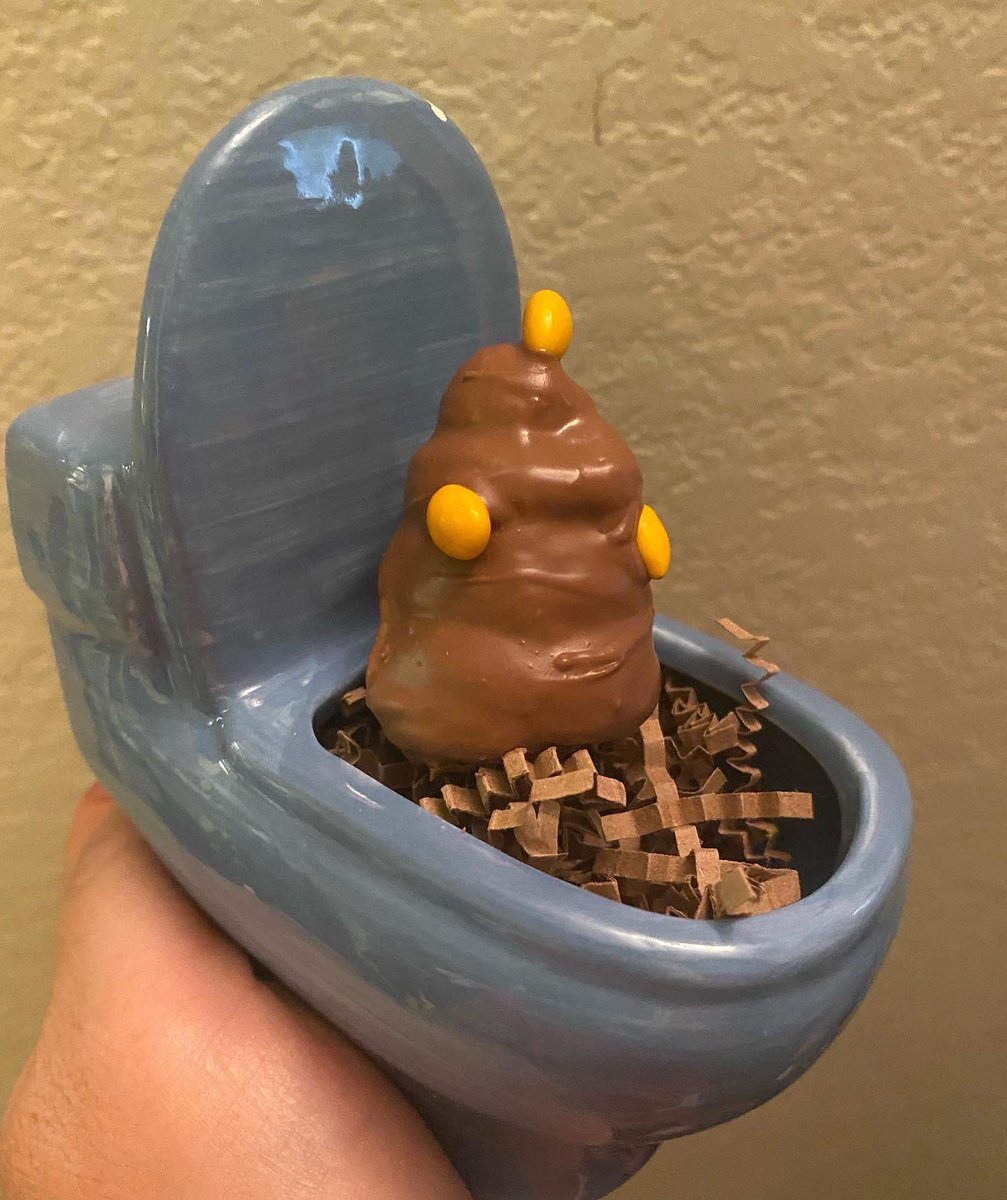 Libitina78's tweet photo. Shitty cake pops��� https://t.co/6TP0mKbDi1