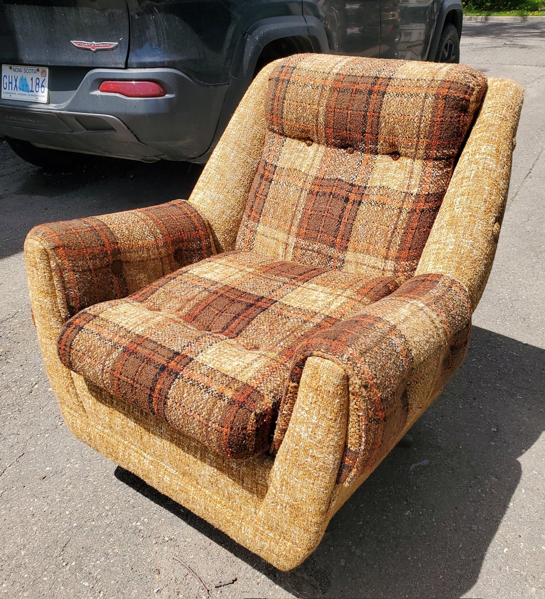 jason_loxton's tweet photo. Promised myself I would not go crazy on #HeavyGarbage this year... but this chair begged to come home! https://t.co/dlr2GZEKHl