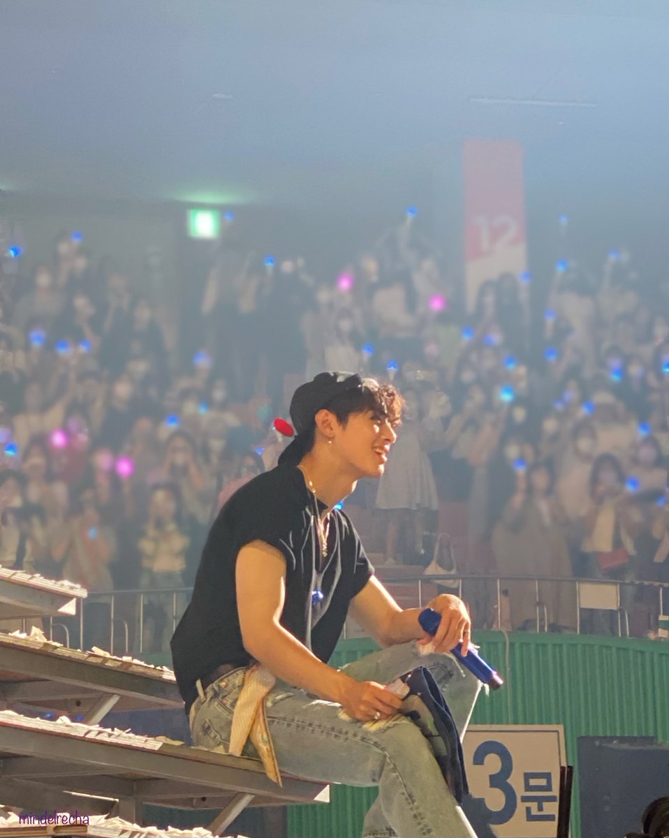 mindelrecha's tweet photo. 은우가 콘서트에서 웃으며 즐기고 행복해하는 모습에 나는 또 큰힘을 받았어
은우도 진심으로 너의 행복을 바라는 사람이 항상 곁에 있다는 걸 많이 느낀 시간이 됐기를 바라✨
목소리로, 눈빛으로 너의 사랑을 나눠줘서 고마워 은우야 정말 좋아해💜 
#차은우 #은우에게 https://t.co/un6fKJnGjh