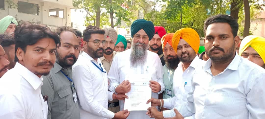CSC_Punjab's tweet photo. ਅੱਜ ਸੀਐਸਸੀ ਯੂਨਿਟੀ ਸ੍ਰੀ ਮੁਕਤਸਰ ਸਾਹਿਬ ਪ੍ਰਧਾਨ ਪਵਿੱਤਰ ਸਿੰਘ ਦੀ ਅਗਵਾਈ ਹੇਠ ਮਾਣਯੋਗ ਵਿਧਾਨ ਸਭਾ ਦੇ ਸਪੀਕਰ ਕੁਲਤਾਰ ਸਿੰਘ ਸੰਧਵਾਂ ਜੀ ਨੂੰ ਉਨ੍ਹਾਂ ਦੇ ਨਿਵਾਸ ਸਥਾਨ ਤੇ ਆਪਣੀਆਂ ਮੰਗਾਂ ਨੂੰ ਲੈ ਕੇ ਮੰਗ ਪੱਤਰ ਸੌਂਪਿਆ!!

@dintya15 
@ceo_csc 
@jpsinghch 
@CSCegov_ 
@PunjabSpm 
@CSC_Punjab https://t.co/abuj9B9s6C