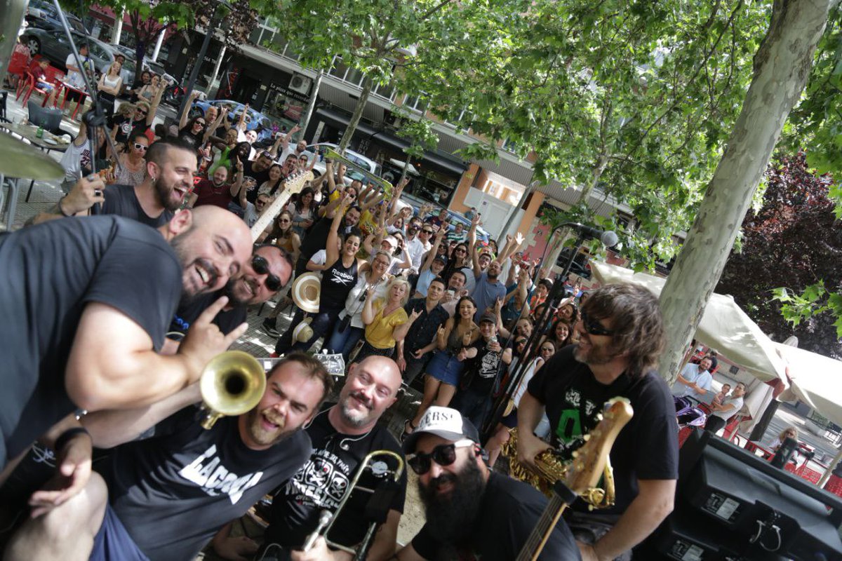 jesussantosalc's tweet photo. ❤️💚 Siempre hemos defendido que queremos un #Alcorcón para vivir, donde se recupere el espacio público para que sea un espacio de alegría y disfrute vecinal.

👏 Gracias Oferta Especial por este concierto itinerante para dar vida a los barrios con motivo de Vermut y Reciclaje. https://t.co/rV0irKA2xL