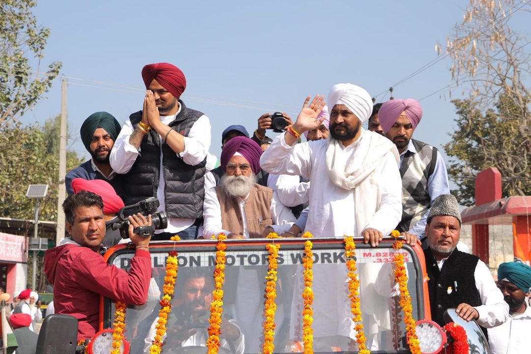 CHARANJITCHANNI's tweet photo. Deeply saddened over the tragic murder of Sidhu Moosewala. He enhanced the prestige of our mother language, Punjabi, across the globe. To me he was not a singer or a politician, but a dear friend. This is not the BADLAV people of Punjab wanted. https://t.co/NamP3t4Py3