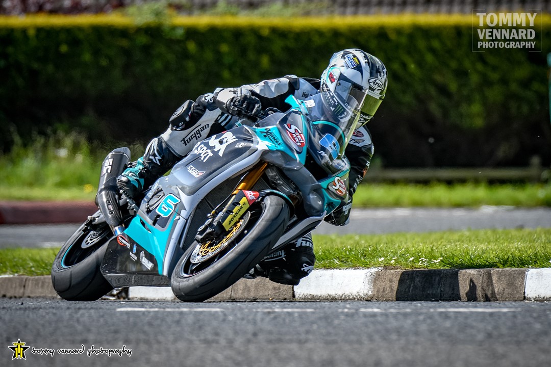TT 2022: Dunlop, Coward Head Sunday Supersport, Twins Practice, Photo by @BigTommyGun 

roadracingnews.co.uk/tt-2022-dunlop…