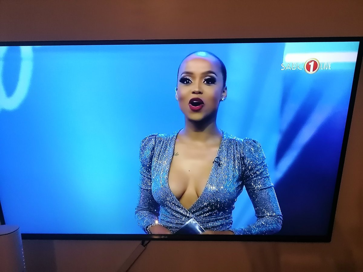 MissLesegoS's tweet photo. It's the season finale of @DanceYoDumo_ and the host @dumantando20 is looking absolutely ravashing. π€©
Tune in right now as #VersatileBlendersWin battles it with #UrbanWaveWin for R250k prize. ππΎπΊπΎπΊ https://t.co/ZUnbgPQVYW