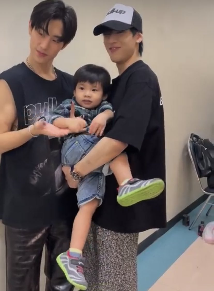 aeiaoey's tweet photo. เจนท์ไม่ให้เจ็กแบมอุ้มอ่า555555555 https://t.co/JWVyBkXc7y