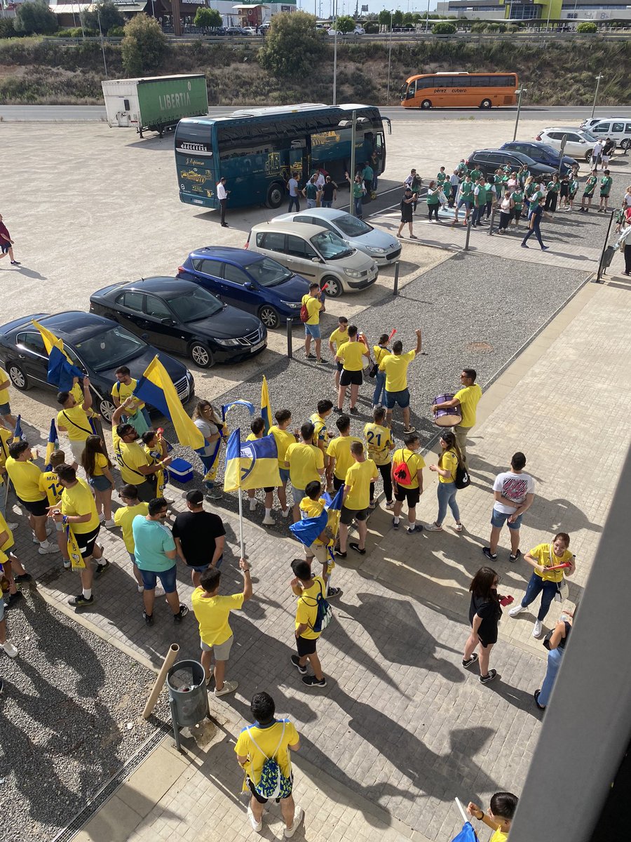 AtcoPalmadelRio's tweet photo. Ya han llegado los dos equipos!
Ambiente de final grande en Lucena. https://t.co/0wJEKMKUf5