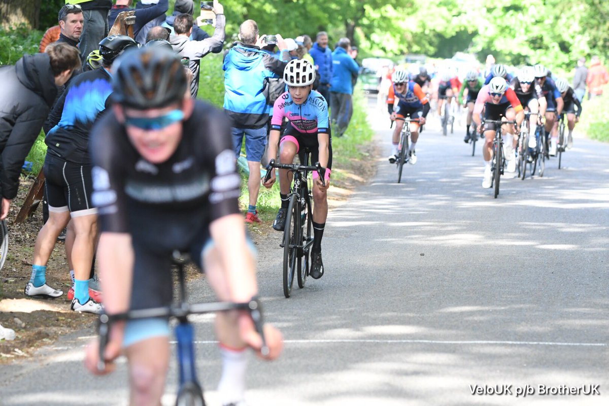 VeloUK's tweet photo. Sprint for second https://t.co/Ik73c0Olok