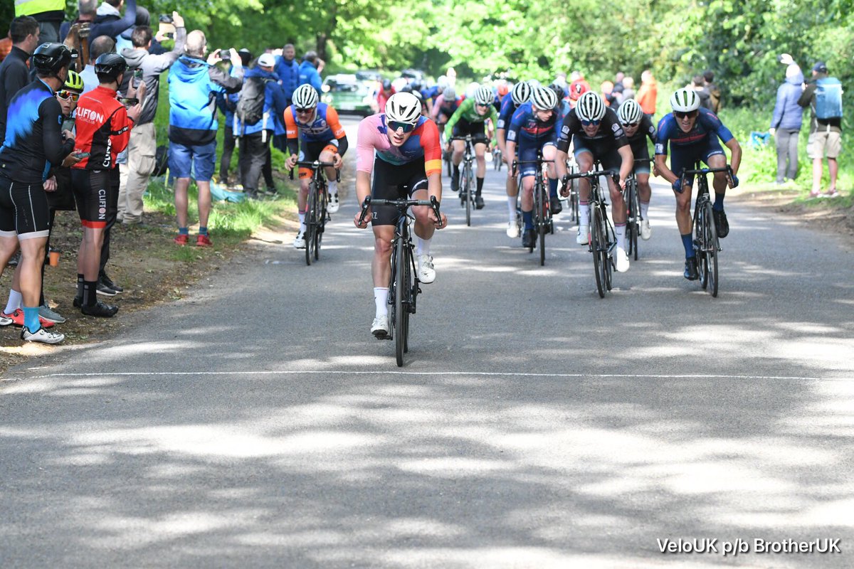 VeloUK's tweet photo. Sprint for second https://t.co/Ik73c0Olok