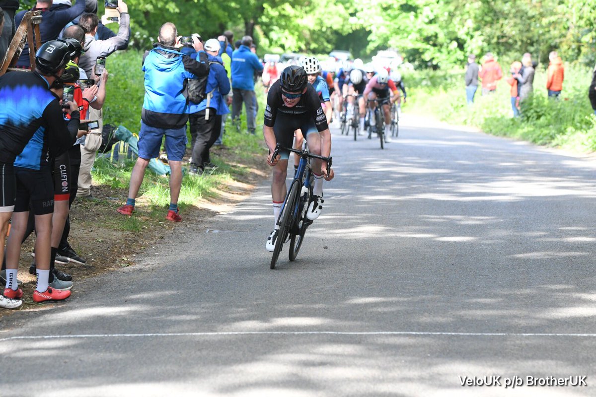 VeloUK's tweet photo. Sprint for second https://t.co/Ik73c0Olok