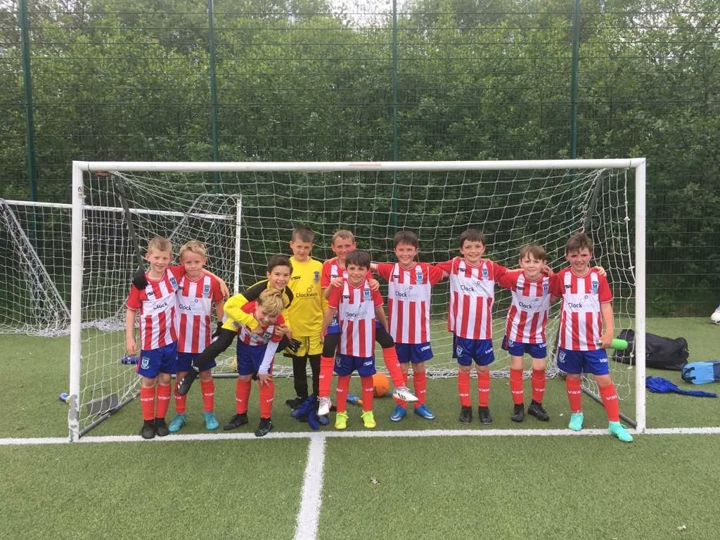 Our 2013s are sporting their new <a href="/vsnsport/">VSN SPORT</a> red and white away kit 😍

Massive thanks to their sponsors <a href="/ClockworkUK/">Clockwork Removals</a> removals in Glasgow.

Looking sharp lads 🔥🔥