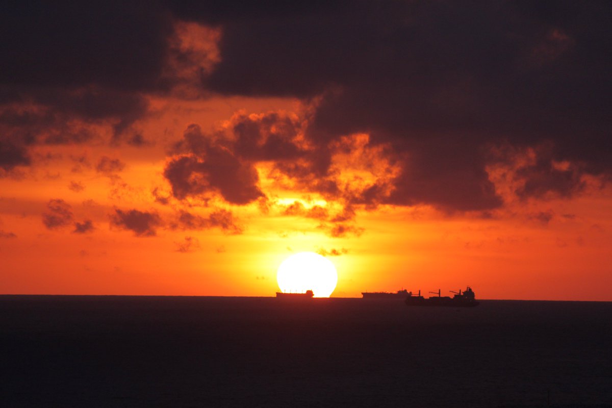 absreenivasan's tweet photo. #sunset #colours #goldenlining https://t.co/wu10ej6Qi5