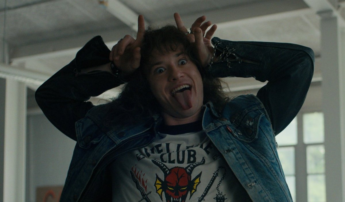 horrorlosers's tweet photo. El personaje Heavy se llama Eddie Munson, un pequeño homenaje a la mascota de IRON MAIDEN, y hace los mismos cuernos que Angus Young de ACDC, su trama responde a la lucha real contra la música metal en los años 80, en la que se asoció con el Satanic Panic desde grupos cristianos. https://t.co/01wtCxOjLY