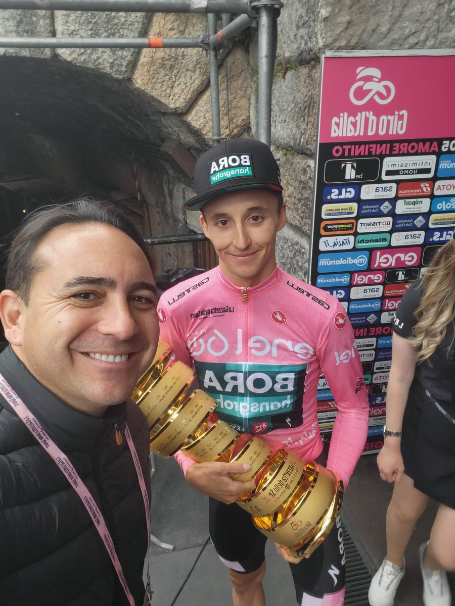 Salud campeón!! Felicitaciones @JaiHindley !!
#Giro2022