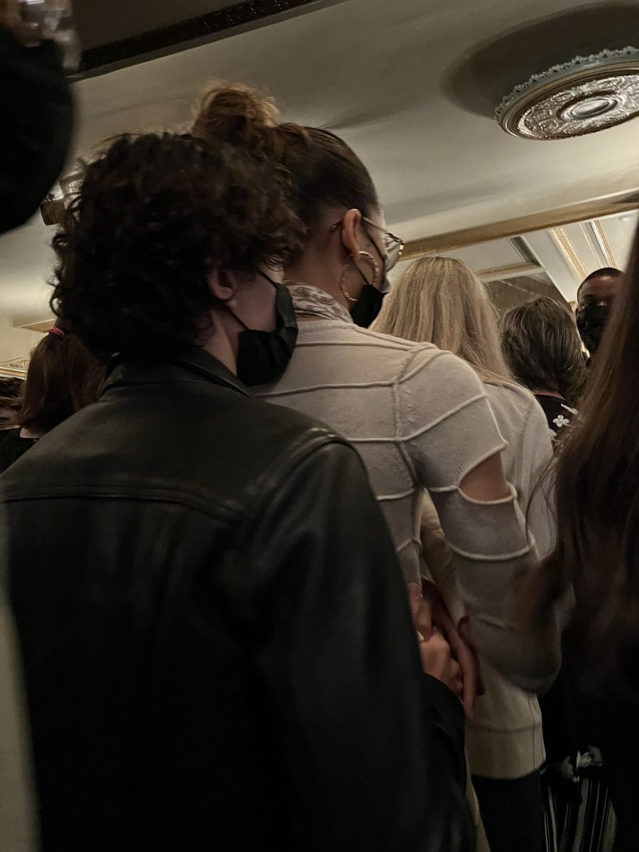TAENERVOUS's tweet photo. eu não supero o fato que a zendaya e o tom holland realmente namoram, sempre que vejo algo deles juntinhos passo mal 😭 https://t.co/82IcdPThtA