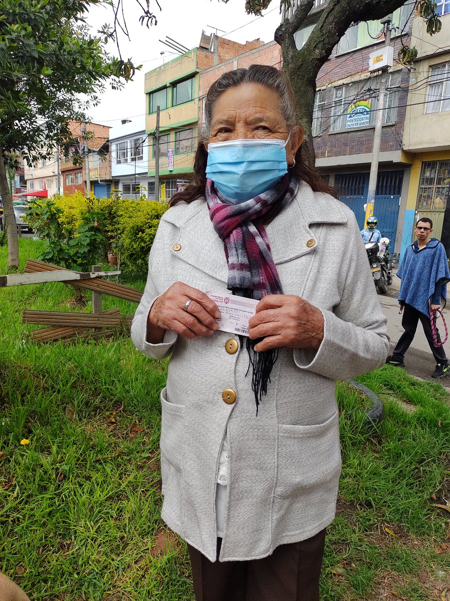 Je_klc's tweet image. Ay Petro, Petro, la abuela voto por Petro...
Cuando estaba marcando su voto dijo &quot;vamos mi negrita bella, que tú puedes”