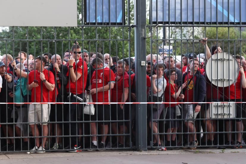 lequipe's tweet photo. Au lendemain des graves dysfonctionnements en marge de la finale de la Ligue des champions samedi, la ministre des Sports Amélie Oudéa-Castéra a convoqué une réunion lundi matin https://t.co/JwIpPj99UV https://t.co/Hy0wdP4yDb