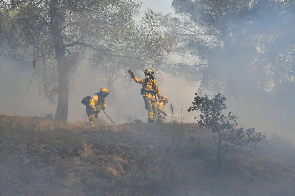 Plan_INFOCA's tweet photo. 🔴 #IFGranada, paraje Cerro de San Miguel. Compañeros trabajando en el camino de acceso a la Abadía del Sacromonte. https://t.co/sJuNwma7Cm