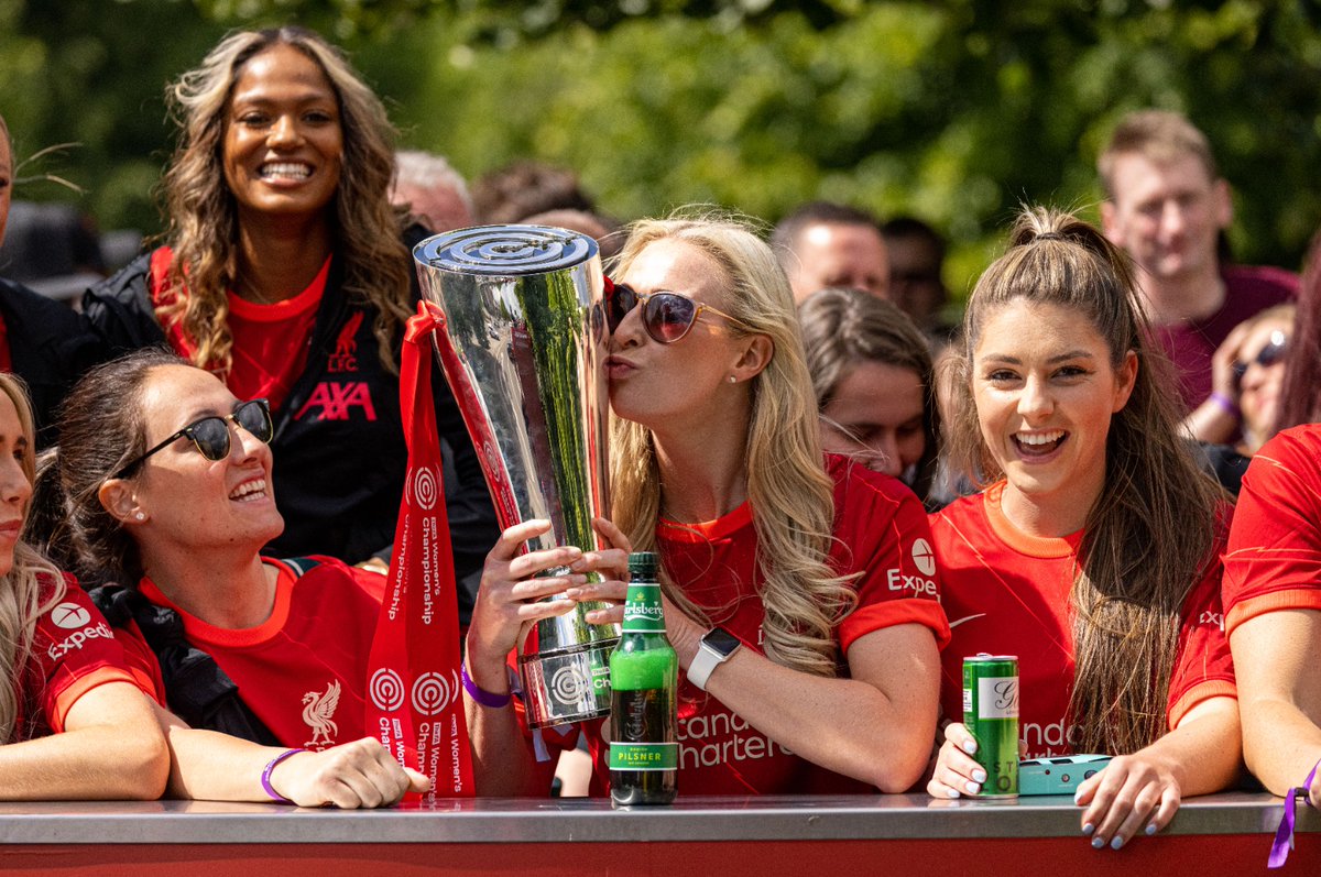 lfcwinfo's tweet photo. One kiss is all it takes ❤🏆 https://t.co/u0JSovohhb