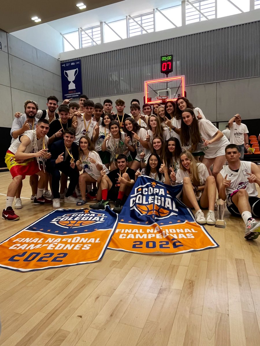 EL PLANTEL TV (@planteltv) on Twitter photo HISTÓRICO🥺🏀
ESTO. ES. LA. COPA COLEGIAL.😍
<a href="/CopaColegial/">𝘾𝙤𝙥𝙖 𝘾𝙤𝙡𝙚𝙜𝙞𝙖𝙡</a>
Los campeones <a href="/SantGabrielSAB/">Sant Gabriel S.Adrià</a> y las campeonas <a href="/basketsauces/">Deportes Los Sauces</a> celebrando juntos con el primer estandarte NACIONAL de la historia.🏆🫂🤩 HISTÓRICO🥺🏀
ESTO. ES. LA. COPA COLEGIAL.😍
<a href="/CopaColegial/">𝘾𝙤𝙥𝙖 𝘾𝙤𝙡𝙚𝙜𝙞𝙖𝙡</a>
Los campeones <a href="/SantGabrielSAB/">Sant Gabriel S.Adrià</a> y las campeonas <a href="/basketsauces/">Deportes Los Sauces</a> celebrando juntos con el primer estandarte NACIONAL de la historia.🏆🫂🤩