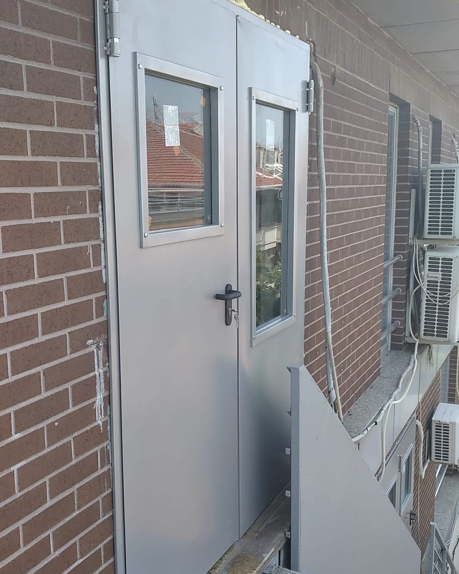 90 dakika camlı sertifikalı YANGIN KAPISI