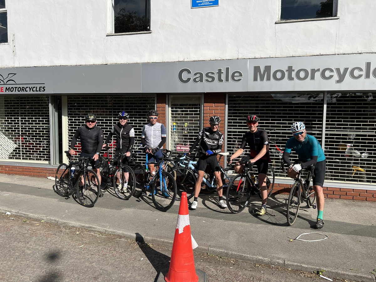 FevRoadClub's tweet photo. Another good Run today. And great route provided by the Condor himself, to Fridaythorpe.
Also good to see Daz out. https://t.co/t28H2iWm5D