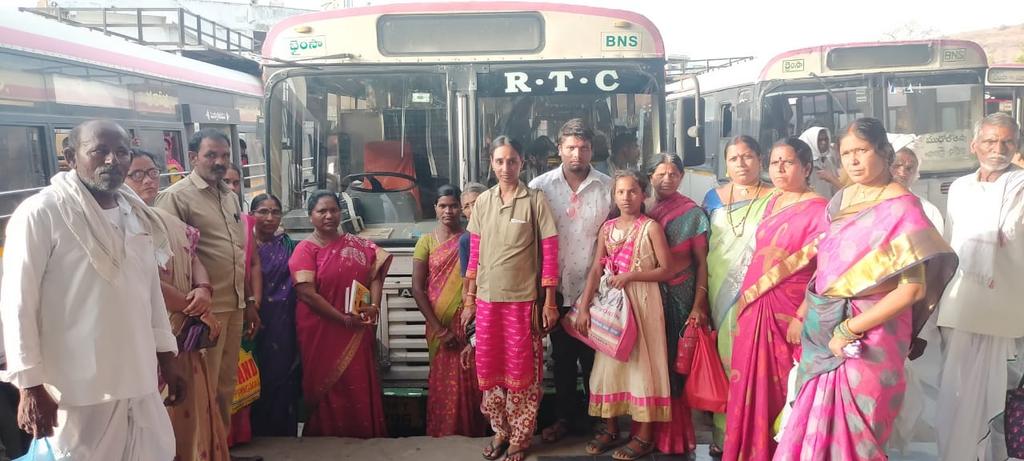 GajapathiS5's tweet photo. @tsrtcmdoffice @MORTHIndia @MORTHRoadSafety @TelanganaCOPs @TelanganaDGP @Rachakonda_tfc @RachakondaCop @HYDTP @spsircilla @vamsikaka @STAOdisha డ్రైవర్ చాక చక్య.వివరాల్లోకి వెళితే బైంసా డిపో హెయిర్బస్ Bus No TS18T4296.ఎయిర్ బస్ డ్రైవర్ సాయన్న B/1199.బైం��ా దగ్గరలోని మాటేగాం గ్రామం వద్ద ఒక లారీఆకస్మాత్తుగాబస్సుమీదికివచ్చేయడంతో వెంటనే డ్రైవర్ అప్రమత్తమై ఎంతో చాకచక్యంతో పూర్తిగ రోడ్డు కిందకు దించి 55 మంది ప్రాణాలు కాపాడాడు. https://t.co/KZTata55yu