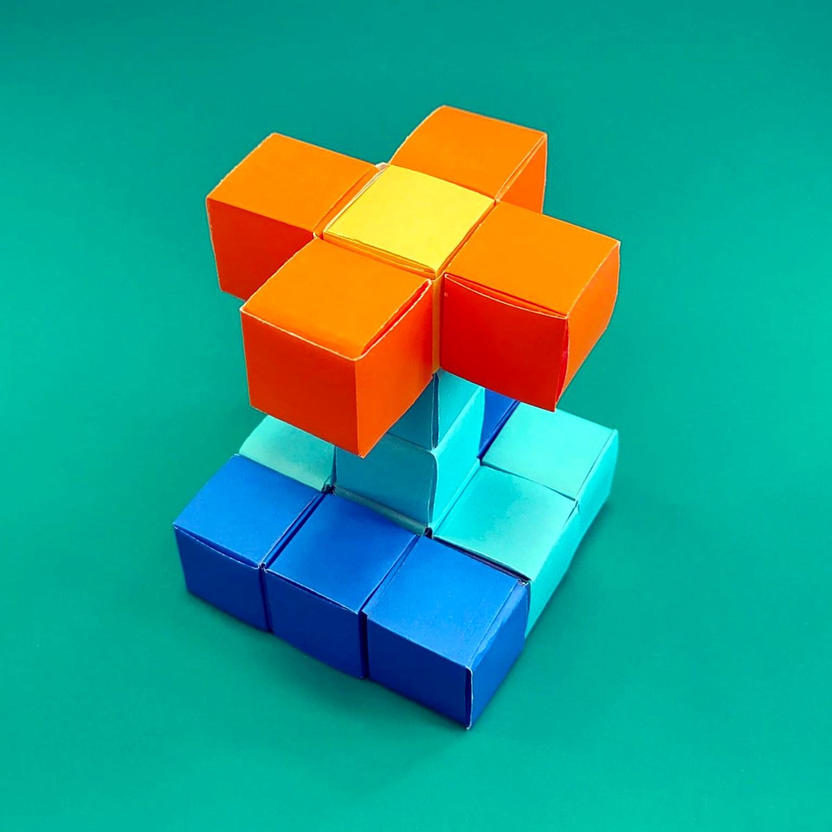 Origami_Plus's tweet photo. A very beautiful #origami cubes flower made by Zhifang Tang. Tutorial on https://t.co/maGztK9GUO #折り紙 #折り紙作品 #origamicubes https://t.co/QTykvKb3by