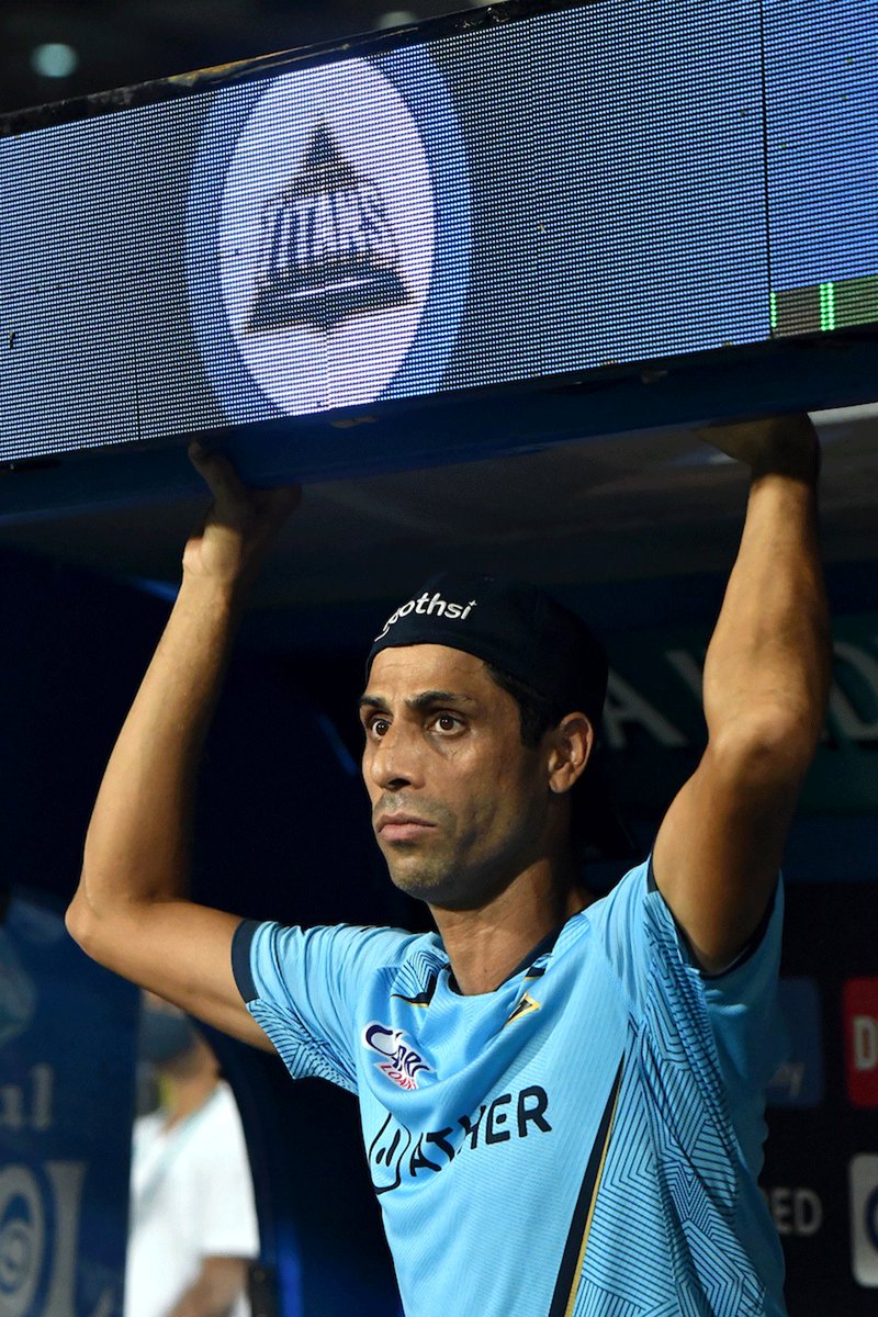 hati_debojyoti's tweet photo. @TheAshishNehra Passion and the dedication of this person is making the difference for GT. Take a bow Neheraji  @gujarat_titans @hardikpandya7 https://t.co/0mAYbjRwgQ
