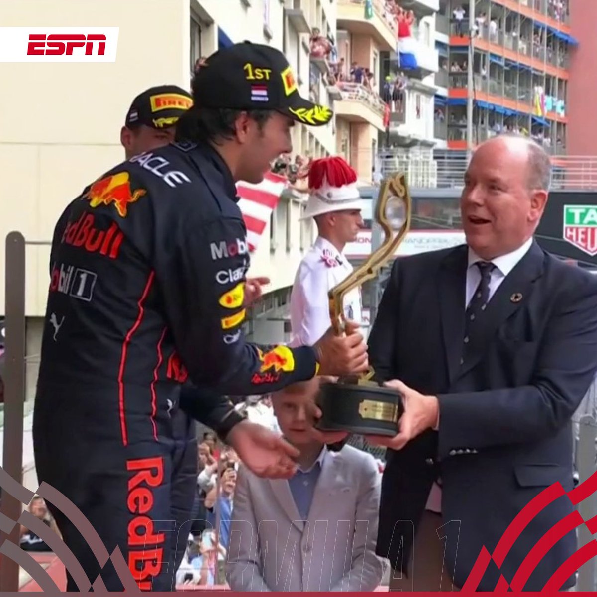ESPNmx's tweet photo. ¡QUÉ IMAGEN! 📸

El Príncipe Alberto de Mónaco le da el máximo reconocimiento a Checo Pérez 👏

#MonacoGP #F1

https://t.co/HbF1x6r0qi https://t.co/F3wajcalsU