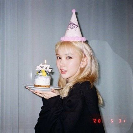 VIVIZFILES's tweet photo. Happy birthday to the prettiest member and the elder sister of our maknaes!! Na.Vs love you so much <3 @VIVIZFILES https://t.co/OZRyn0DUzS